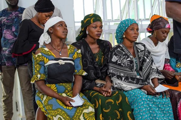 Estado Edo Nigéria Agosto 2021 Africanos Sentados Fila Esperando Por — Fotografia de Stock