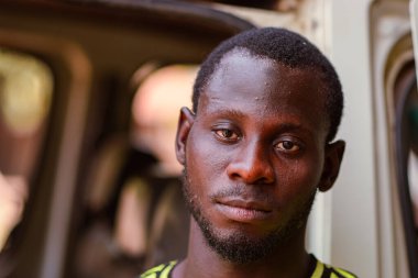 Abuja, Nijerya - 26 Şubat 2023: Covid 19 Toplum Duyarlılığı, Sağlık ve Su Hijyeni. Afrikalı adam ücretsiz tıbbi yardım bekliyor. Afrika 'daki Seçim Süreci.