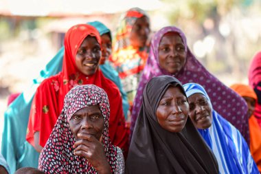 Abuja, Nijerya - 26 Şubat 2023: Covid 19 Toplum Duyarlılığı, Sağlık ve Su Hijyeni. Afrikalılar oturuyor, kuyruğa giriyor ve ücretsiz tıbbi yardım bekliyorlar. Afrika 'daki Seçim Süreci.
