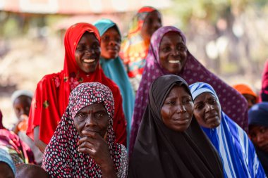 Abuja, Nijerya - 26 Şubat 2023: Covid 19 Toplum Duyarlılığı, Sağlık ve Su Hijyeni. Afrikalılar oturuyor, kuyruğa giriyor ve ücretsiz tıbbi yardım bekliyorlar. Afrika 'daki Seçim Süreci.