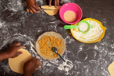 Yerel Afrika İçindekilerle Pasta Yapımı. Fırıncının elinden un hamuru yapmak. Yemek Uygulama Sınıfında Diz çökme Masası. Fırın Fırını İçin Turta Hazırlama.