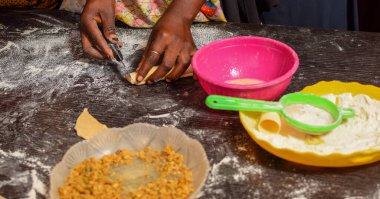 Yerel Afrika İçindekilerle Pasta Yapımı. Fırıncının elinden un hamuru yapmak. Yemek Uygulama Sınıfında Diz çökme Masası. Fırın Fırını İçin Turta Hazırlama.