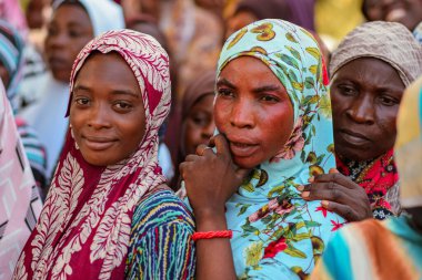 Abuja, Nijerya - 26 Şubat 2023: Covid 19 Toplum Duyarlılığı, Sağlık ve Su Hijyeni. Afrikalılar oturuyor, kuyruğa giriyor ve ücretsiz tıbbi yardım bekliyorlar. Afrika 'daki Seçim Süreci.