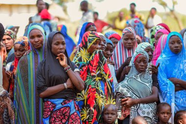 Abuja, Nijerya - 26 Şubat 2023: Covid 19 Toplum Duyarlılığı, Sağlık ve Su Hijyeni. Afrikalılar oturuyor, kuyruğa giriyor ve ücretsiz tıbbi yardım bekliyorlar. Afrika 'daki Seçim Süreci.