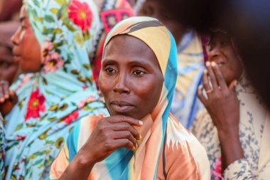 Abuja, Nijerya - 26 Şubat 2023: Covid 19 Toplum Duyarlılığı, Sağlık ve Su Hijyeni. Afrikalılar oturuyor, kuyruğa giriyor ve ücretsiz tıbbi yardım bekliyorlar. Afrika 'daki Seçim Süreci.