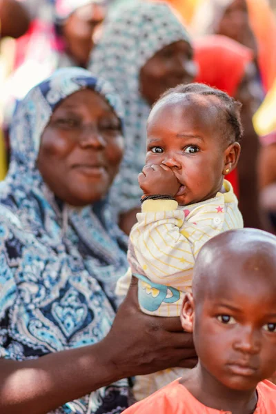 尼日利亚阿布贾 2023年2月26日 Covid 19社区宣传 健康与水卫生 非洲人坐在那里排队等待免费的医疗服务 非洲的选举进程 — 图库照片