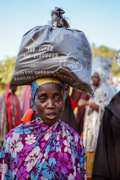 Abuja Nigeria Februar 2023 Frau Mit Tasche Auf Dem Kopf — Stockfoto