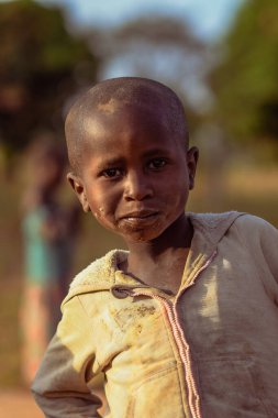 Abuja, Nijerya - 5 Ekim 2022: Afrikalı Bir Çocuğun Portresi. Afrikalı çocuklarla rastgele samimi anlar.