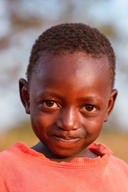 Abuja, Nijerya - Aptil 1, 2023: Afrikalı Bir Çocuğun Portresi. Afrikalı çocuklarla rastgele samimi anlar. Mutlu Afrikalı Çocuk. Afrika 'da Çocuk Günü.