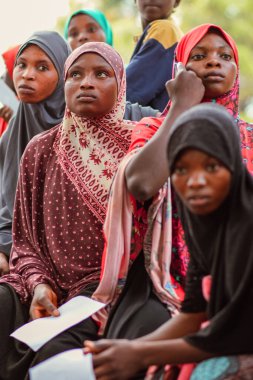 Abuja, Nijerya - 26 Temmuz 2021: Covid 19 Toplum Duyarlılığı, Yerli Afrika Köylerinin Sağlık ve Su Hijyeni. Seçim Kampanyası Toplantısı. Kanser Farkındalığı Programı ve Güçlendirme