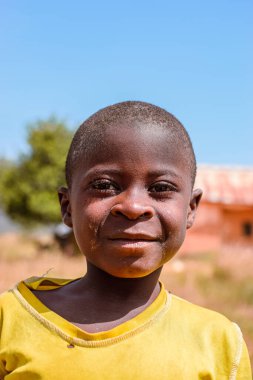 Abuja, Nijerya - Aptil 1, 2023: Afrikalı Bir Çocuğun Portresi. Afrikalı çocuklarla rastgele samimi anlar. Mutlu Afrikalı Çocuk. Afrika 'da Çocuklar Günü.
