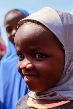 Abuja, Nijerya - Aptil 1, 2023: Afrikalı Bir Çocuğun Portresi. Afrikalı çocuklarla rastgele samimi anlar. Mutlu Afrikalı Çocuk. Afrika 'da Çocuklar Günü.
