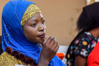 Abuja, Nijerya - 26 Temmuz 2021: Covid 19 Toplum Duyarlılığı, Yerli Afrika Köylerinin Sağlık ve Su Hijyeni. Seçim Kampanyası Toplantısı. Kanser Farkındalığı Programı ve Güçlendirme