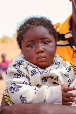 Abuja, Nijerya - Aptil 1, 2023: Afrikalı Bir Çocuğun Portresi. Afrikalı çocuklarla rastgele samimi anlar. Mutlu Afrikalı Çocuk. Afrika 'da Çocuklar Günü.