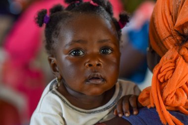Abuja, Nijerya - Aptil 1, 2023: Afrikalı Bir Çocuğun Portresi. Afrikalı çocuklarla rastgele samimi anlar. Mutlu Afrikalı Çocuk. Afrika 'da Çocuklar Günü.