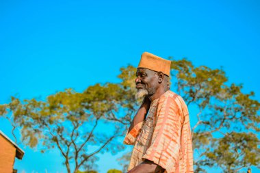 Abuja, Nijerya - 26 Şubat 2023: Covid 19 Toplum Duyarlılığı, Sağlık ve Su Hijyeni. Afrikalı adam ücretsiz tıbbi yardım bekliyor. Afrika 'daki Seçim Süreci.