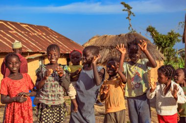 Abuja, Nijerya - 6 Mart 2023: Afrikalı çocuklar iyi vakit geçiriyor. Yerel Afrikalı çocuklarla saçma anlar. 