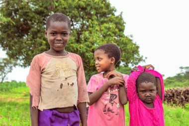 Abuja, Nijerya - 6 Mart 2023: Afrikalı çocuklar iyi vakit geçiriyor. Yerel Afrikalı çocuklarla saçma anlar. 