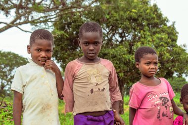 Abuja, Nijerya - 6 Mart 2023: Afrikalı çocuklar iyi vakit geçiriyor. Yerel Afrikalı çocuklarla saçma anlar. 