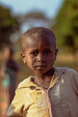 Abuja, Nijerya - 6 Mart 2023: Afrikalı çocuklar iyi vakit geçiriyor. Yerel Afrikalı çocuklarla saçma anlar. 