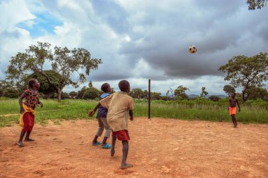Lagos, Nijerya - 02 Mart 2023: Afrikalı Çocuklar Kum Sahasında Futbol Oynuyor. Afrika 'daki kırsal bölgelerdeki spor faaliyetleri. Yerel Afrikalı Çocuklar Arasında Sokak Futbolu.