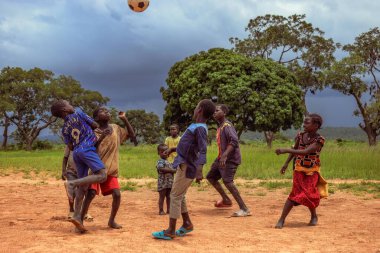 Lagos, Nijerya - 02 Mart 2023: Afrikalı Çocuklar Kum Sahasında Futbol Oynuyor. Afrika 'daki kırsal bölgelerdeki spor faaliyetleri. Yerel Afrikalı Çocuklar Arasında Sokak Futbolu.