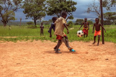Lagos, Nijerya - 02 Mart 2023: Afrikalı Çocuklar Kum Sahasında Futbol Oynuyor. Afrika 'daki kırsal bölgelerdeki spor faaliyetleri. Yerel Afrikalı Çocuklar Arasında Sokak Futbolu.