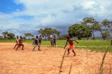 Lagos, Nijerya - 02 Mart 2023: Afrikalı Çocuklar Kum Sahasında Futbol Oynuyor. Afrika 'daki kırsal bölgelerdeki spor faaliyetleri. Yerel Afrikalı Çocuklar Arasında Sokak Futbolu.