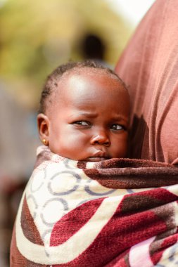 Abuja, Nijerya - 09 Ocak 2023: Bir Köy 'de Afrikalı Hastalar Danışmanlık alıyor. Yerel bir topluluktaki bir terapistle birebir danışma toplantısı..