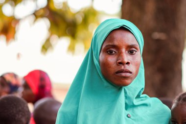 Abuja, Nijerya - 09 Ocak 2023: Bir Köy 'de Afrikalı Hastalar Danışmanlık alıyor. Yerel bir topluluktaki bir terapistle birebir danışma toplantısı..