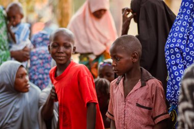 Abuja, Nijerya - 09 Ocak 2023: Bir Köy 'de Afrikalı Hastalar Danışmanlık alıyor. Yerel bir topluluktaki bir terapistle birebir danışma toplantısı..