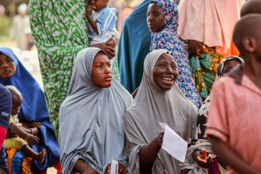 Abuja, Nijerya - 09 Ocak 2023: Bir Köy 'de Afrikalı Hastalar Danışmanlık alıyor. Yerel bir topluluktaki bir terapistle birebir danışma toplantısı..