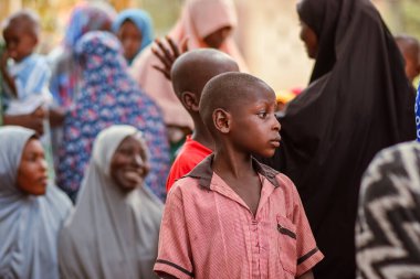 Abuja, Nijerya - 09 Ocak 2023: Bir Köy 'de Afrikalı Hastalar Danışmanlık alıyor. Yerel bir topluluktaki bir terapistle birebir danışma toplantısı..