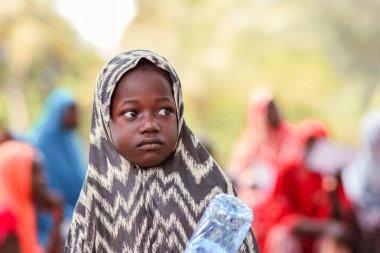 Abuja, Nijerya - 09 Ocak 2023: Bir Köy 'de Afrikalı Hastalar Danışmanlık alıyor. Yerel bir topluluktaki bir terapistle birebir danışma toplantısı..