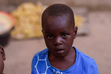 Abuja, Nijerya - 09 Ocak 2023: Bir Köy 'de Afrikalı Hastalar Danışmanlık alıyor. Yerel bir topluluktaki bir terapistle birebir danışma toplantısı..