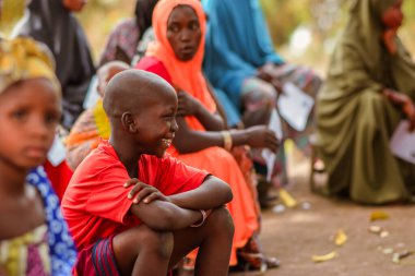 Abuja, Nijerya - 09 Ocak 2023: Bir Köy 'de Afrikalı Hastalar Danışmanlık alıyor. Yerel bir topluluktaki bir terapistle birebir danışma toplantısı..