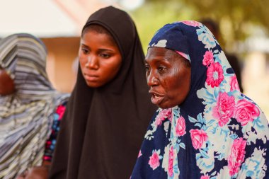 Abuja, Nijerya - 09 Ocak 2023: Bir Köy 'de Afrikalı Hastalar Danışmanlık alıyor. Yerel bir topluluktaki bir terapistle birebir danışma toplantısı..