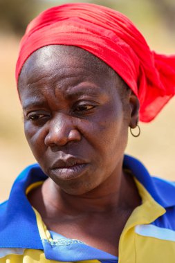 Abuja Nijerya - 26 Şubat 2023: Ücretsiz tıbbi yardım bekleyen Afrikalı kadın portresi. Afrika 'daki Seçim Süreci.