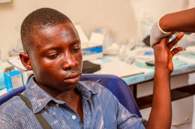 Abuja, Nijerya - 09 Ocak 2023: Bir Köy 'de Afrikalı Hastalar Danışmanlık alıyor. Yerel bir topluluktaki bir terapistle birebir danışma toplantısı..