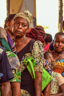 Abuja, Nijerya - 10 Şubat 2021: Afrikalılar kırsal kesimde oturuyor, kuyruğa giriyor ve ücretsiz tıbbi bakım ve ilgi bekliyorlar. Seçimlerde oy kullanmak için kaydolurlar. Siyasi Kampanya Egzersizi