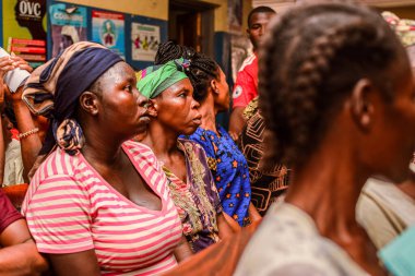 Abuja, Nijerya - 09 Ocak 2023: Bir Köy 'de Afrikalı Hastalar Danışmanlık alıyor. Yerel bir topluluktaki bir terapistle birebir danışma toplantısı..