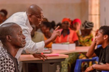 Abuja, Nijerya - 09 Ocak 2023: Bir Köy 'de Afrikalı Hastalar Danışmanlık alıyor. Yerel bir topluluktaki bir terapistle birebir danışma toplantısı..