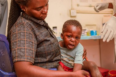 Abuja, Nijerya - 09 Ocak 2023: Bir Köy 'de Afrikalı Hastalar Danışmanlık alıyor. Yerel bir topluluktaki bir terapistle birebir danışma toplantısı..