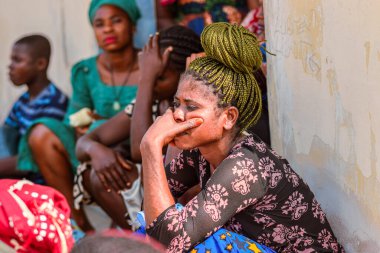 Abuja, Nijerya - 09 Ocak 2023: Bir Köy 'de Afrikalı Hastalar Danışmanlık alıyor. Yerel bir topluluktaki bir terapistle birebir danışma toplantısı..