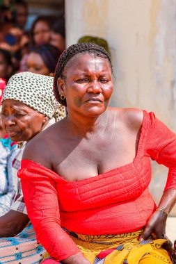 Abuja, Nijerya - 09 Ocak 2023: Bir Köy 'de Afrikalı Hastalar Danışmanlık alıyor. Yerel bir topluluktaki bir terapistle birebir danışma toplantısı..