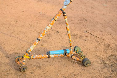 Afrika 'da yapılmış DIY Craft icadı. Yerel Scooter Geri Dönüşümlü Malzemelerden Yapıldı. Nijerya, Batı Afrika 'daki Kırsal Topluluklarda Çocuklar için Düşük Emisyon Oyuncağı.