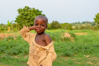 Abuja, Nijerya - 1 Mayıs 2023: Afrikalı bir çocuğun portresi. Afrikalı çocuklarla rastgele samimi anlar. Mutlu Afrikalı Çocuk. Afrika 'da Çocuk Günü.