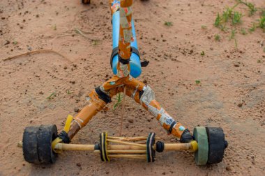 Afrika 'da yapılmış DIY Craft icadı. Yerel Scooter Geri Dönüşümlü Malzemelerden Yapıldı. Nijerya, Batı Afrika 'daki Kırsal Topluluklarda Çocuklar için Düşük Emisyon Oyuncağı.