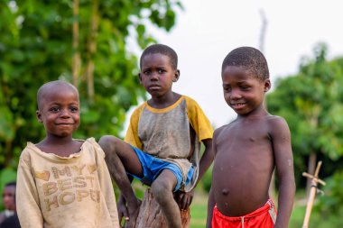 Abuja, Nijerya - 12 Haziran 2023: Afrikalı Bir Çocuğun Portresi. Afrikalı çocuklarla rastgele samimi anlar. Mutlu Afrikalı Çocuk. Afrika 'da Çocuk Günü.