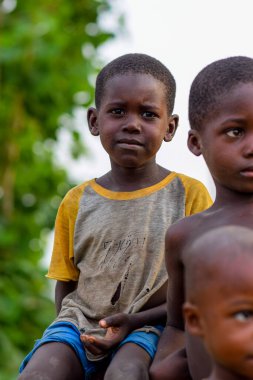 Abuja, Nijerya - 12 Haziran 2023: Afrikalı Bir Çocuğun Portresi. Afrikalı çocuklarla rastgele samimi anlar. Mutlu Afrikalı Çocuk. Afrika 'da Çocuk Günü.